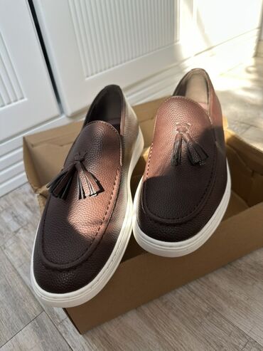 Ботинки: Kişilər üçün nəzərdə tutulmuş bu loaferlər, klassik dizaynı müasir