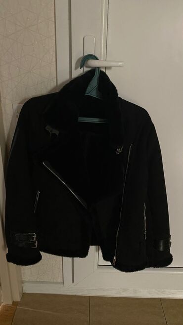 Dəstlər, kostyumlar: Qara süni xəzli qadın gödəkçəsi - Model: biker/aviator stilində -