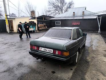 мазда 260: Mercedes-Benz 190: 1990 г., 2 л, Механика, Газ, Седан — 2