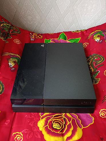 Игры для PlayStation: Продаю прошитую playstation 4,в комплекте два джойстика,все нужные — 4
