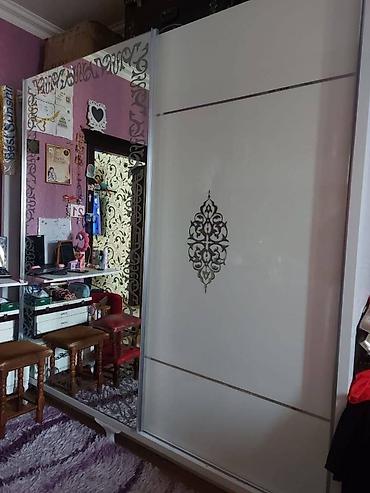 Dolab – sürgülü qapılı, ağ rəngdə, üzərində naxışlı dekor elementləri