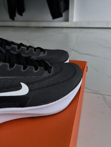 спортивная обувь мужская: Nike fly 4