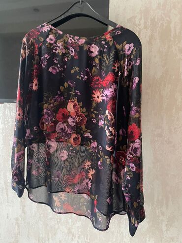 Dəstlər, kostyumlar: Brend: SABRA Ölçü: 40-46-48 Məhsul təsviri: - 2 parçadan ibarət dəst — 2