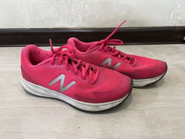 new balance 420 trainers: Кроссовки розового цвета,размер 35. Оригинал new balance. Состояние