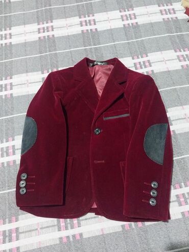 школьная блузка: Бордовый детский пиджак из бархата с заплатками на локтях. -