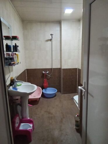 Uzunmüddətli kirayə mənzillər: 2 otaqlı mənzil – tam mebel və texnika ilə - Geniş qonaq otağı: 4 — 9