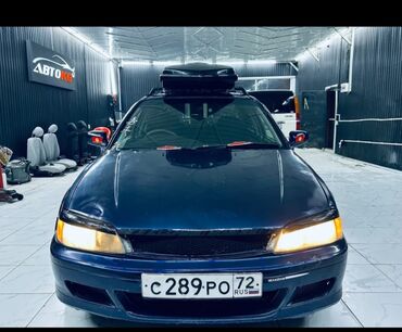 Honda: Автомобиль Honda Accord в синем цвете с установленным багажником на