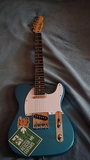 бас гитара: Электрогитара Fender Telecaster (лик с логотипом Fender), в комплекте — 3
