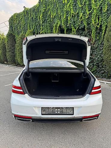 Другие автомобили: Белый представительский седан бизнес-класса. Кузов и дизайн: - — 4