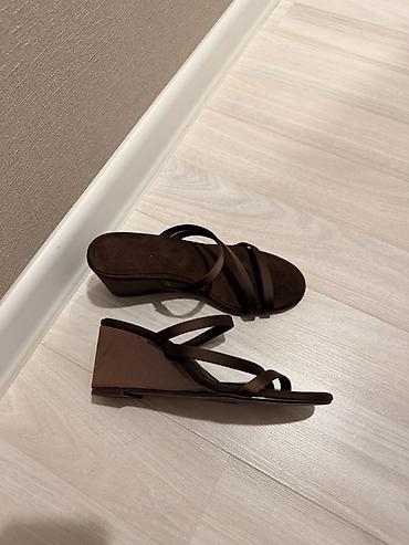сланцы: Босоножки, 36, Stradivarius, Новый, цвет - Коричневый — 1