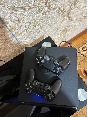 ps plus: Salam Ps4 Slim 1Tb satılır,2 pult və bütün kabellərdə qiymətə — 4