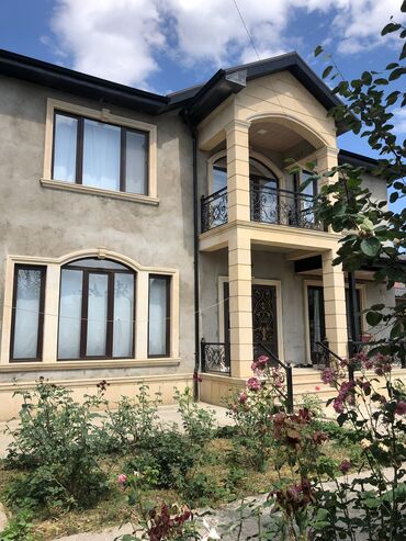 срочно продается квартира: Geniş ikimərtəbəli ev, hər birində pəncərəsi olan dörd yataq otağı, üç