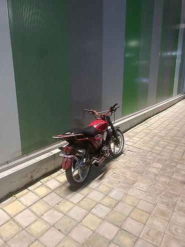 Qırmızı rəngdə yüngül sinif motosiklet Xüsusiyyətlər: - Yanacaqla