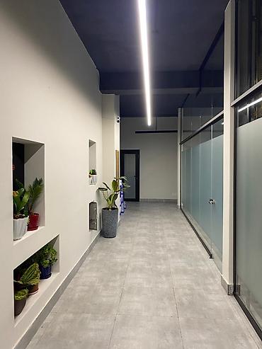 Kommersiya daşınmaz əmlakı: 22m² ofis icarəyə verilir. Ofis 4 mərtəbəli binanın 2ci mərtəbəsində — 2