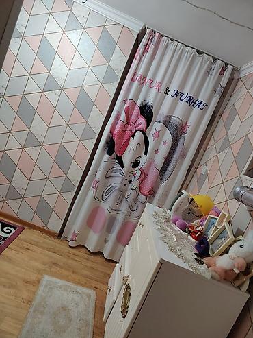 Qonaq otağı dəstləri: Təsvir: - Zövqlü şəkildə yığılmış, işıqlı zal: divar kağızları, tavan — 12
