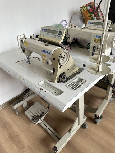 Промышленные швейные машинки: Продаю 2 Швейные машины прямо строчки фирмы JUKI в хорошем состоянии