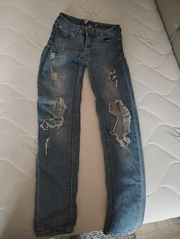 Farmerke: Dve ženske farmerke – različiti modeli i bendovi. 1) Sinsay skinny — 8