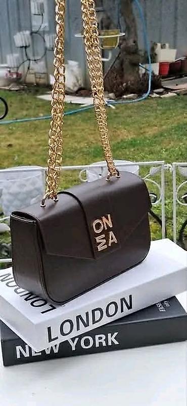 doca torbe: Ženska crossbody torbica sa zlatnim lancem - Model: kompaktna torbica — 8