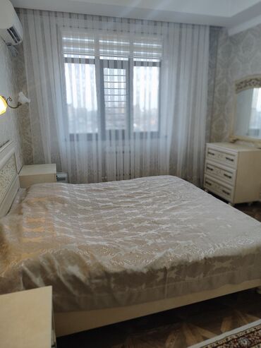 Спальные гарнитуры: Спальный гарнитур в классическом стиле, светлый беж/айвори. Состав: - — 3