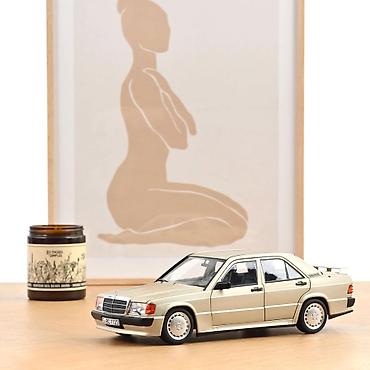 odece: ⚪ Mercedes-Benz 190 E 2.3-16 — 1984 — Smoke Argent Métallisé — 1:18 — — 1