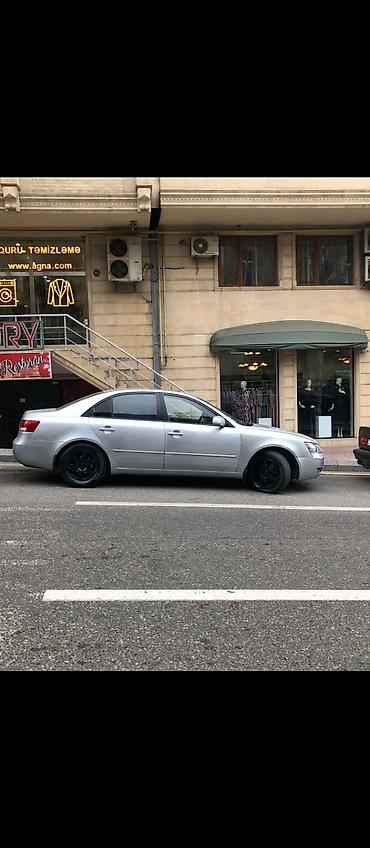 sonata 2003: Hyundai Sonata sedan modeli gümüşü rəngdədir və zərif dizayna — 9