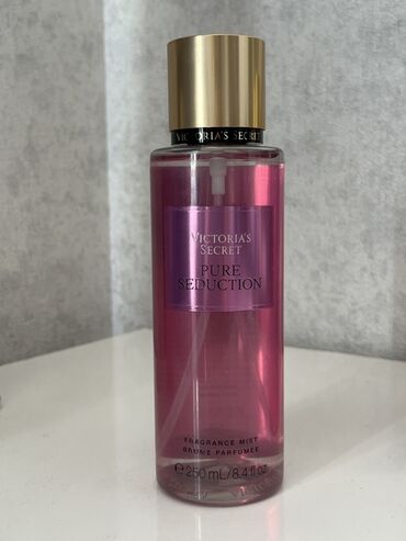Ətriyyat: Victoria's Secret Pure Seduction ətirli spreyi. Bu sprey zərif və