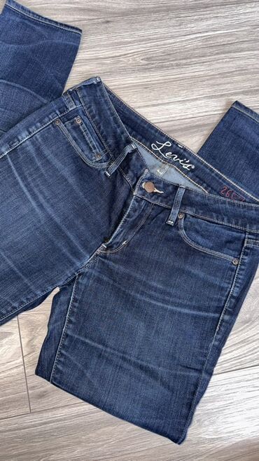 день и ночь: Джинсы Levi's классического синего цвета с пятью карманами. Модель