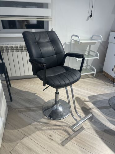 парикмахерские оборудования: Продаю парикмахерское кресло.Отличное состояние,мало пользовались.Цена
