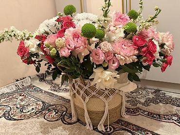 Букеты из живых цветов: Большая цветочная композиция в декоративной корзине - Пышный — 6