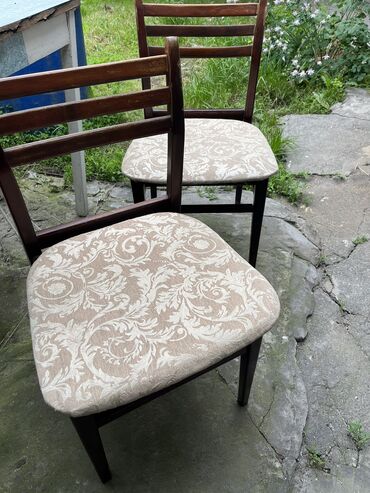 сидушки на стулья: Продаю 6 стульев и стол. ( советские) стол раскладной 180 на 75 ( 124