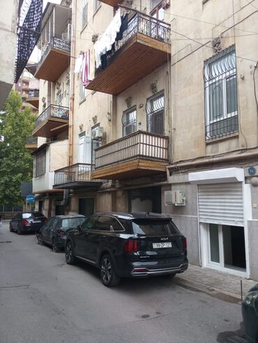 Ofislər: Qış parkının yaxınlığında Geniş ofis icarəyə verilir. Parking — 7