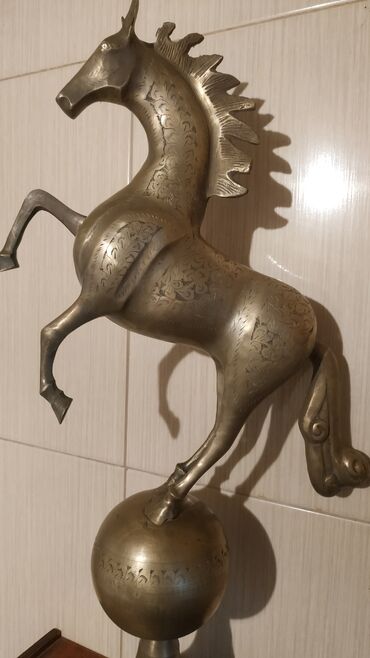 qizil onluq 1899: At heykəli. Əlvan metaldan hazırlanmışdır. Əl işidir. Hündürlüyü 60