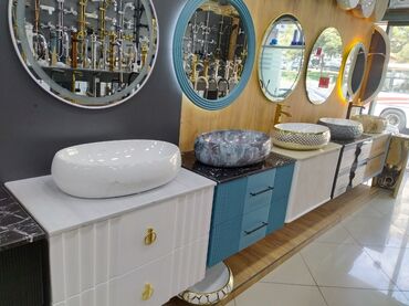 Kombilər: Müxtəlif üslublu hamam mebelləri və lavaboları, hər biri funksionallıq