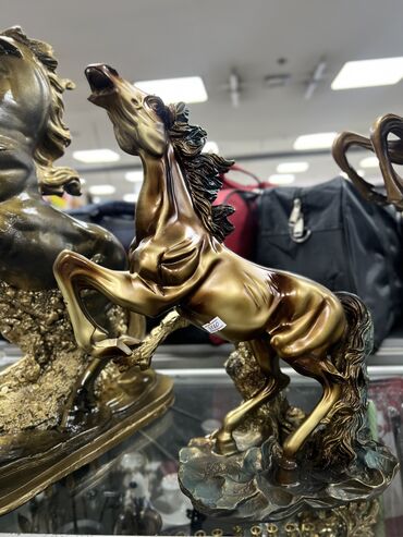 фарфоровая статуэтка: Сувенир «Конь на дыбах», цвет бронза, изготовлен из материала