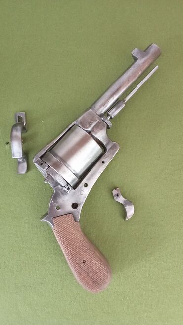 Antikvarna roba: Stari revolver trofejni za kolekcionare 
Cena 25.000 din
Tel