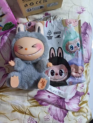 Игрушечные фигурки: Pop Mart x The Monsters – “Have A Seat” Labubu vinil/plüş fiqur - — 1