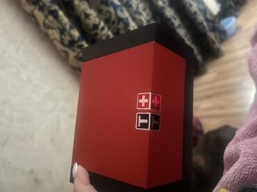 saat qutusu: Qırmızı və qara rənglərdə, üzərində İsveçrə bayrağının təsviri olan