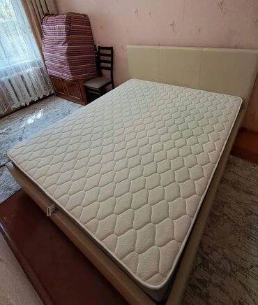высокая кровать: Представляем двуспальную кровать нейтрального цвета, которая идеально