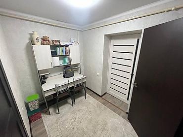 Продажа комнат: Дом 5 комн. - Большая гостиная: светлые стены с фактурными обоями — 6