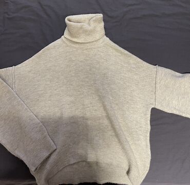 серый мужской свитер: Теплый свитер бежевого цвета,в отличном состоянии! Носили пару раз
