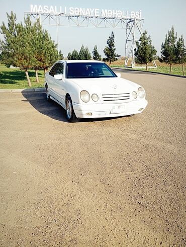 220 cdi mercedes: Mercedes-Benz E 220: 2.2 l | 1999 il Sedan