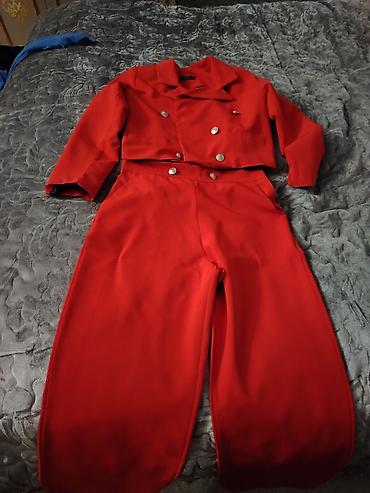 croplar: Qırmızı iki hissəli qadın kostyumu - Dəst: qısa kəsimli jaket və — 1