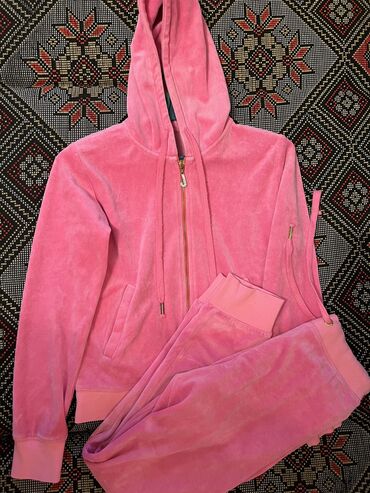 розовый пиджак: Продаю за 1000 сомпокупала за 3500 сом,носила,но редко.Размер xss