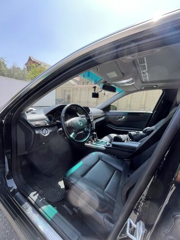 Mercedes-Benz: Mercedes-Benz E-Class: 2 l | 2010 il Sedan — 4