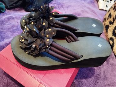 Basanoşka və səndəllər: Qadın ayaqqabıları – 2 model 1) Platformalı şlapi - Rəng: qara - Üst — 3