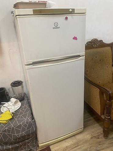 Indesit iki kameralı soyuducu - Üst hissədə dondurucu, alt hissədə