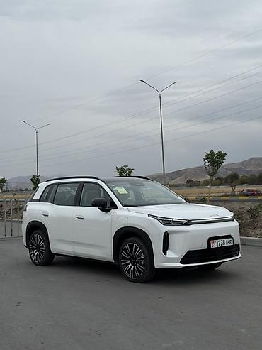 aion v plus 2024: Электрический кроссовер AION в белом цвете. Современный SUV с — 3