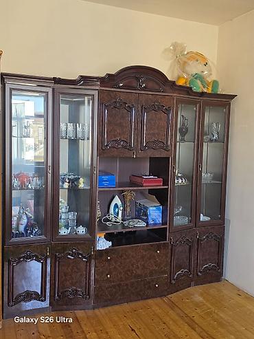 salon skaflari: Yemək otağı üçün klassik vitrin və divar dolabı dəsti - Material — 1