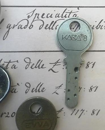 Ostali antikviteti: Lot starih ključeva, 2 za strujne ormare CENA za sve. Lot starih — 6