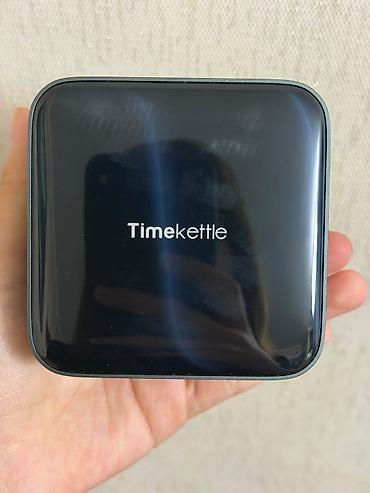 Timekettle W4 PRO — пара умных наушников‑переводчиков в зарядном